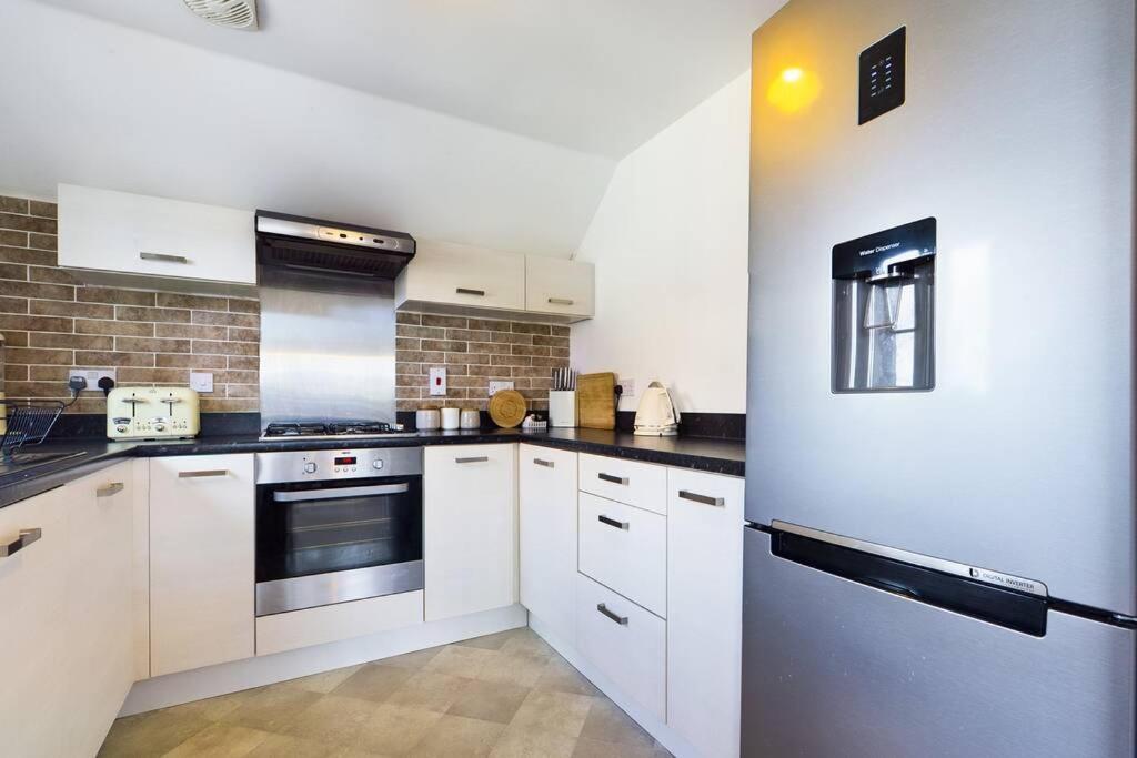 Chic City Centre Apartment With Allocated Parking スウォンジー エクステリア 写真