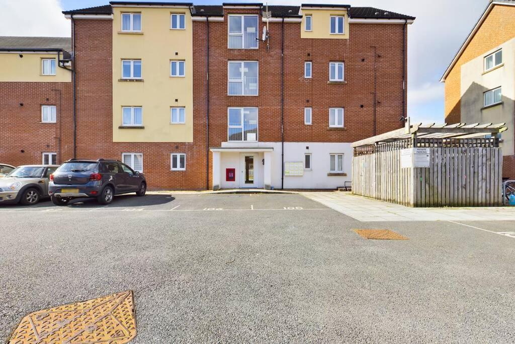 Chic City Centre Apartment With Allocated Parking スウォンジー エクステリア 写真
