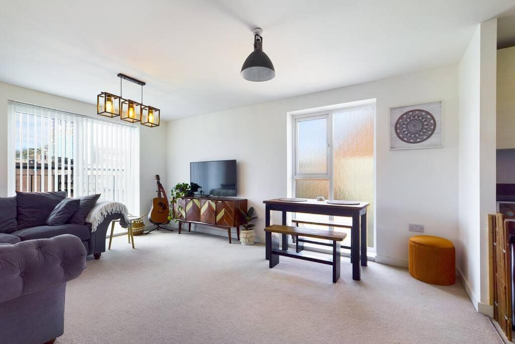 Chic City Centre Apartment With Allocated Parking スウォンジー エクステリア 写真