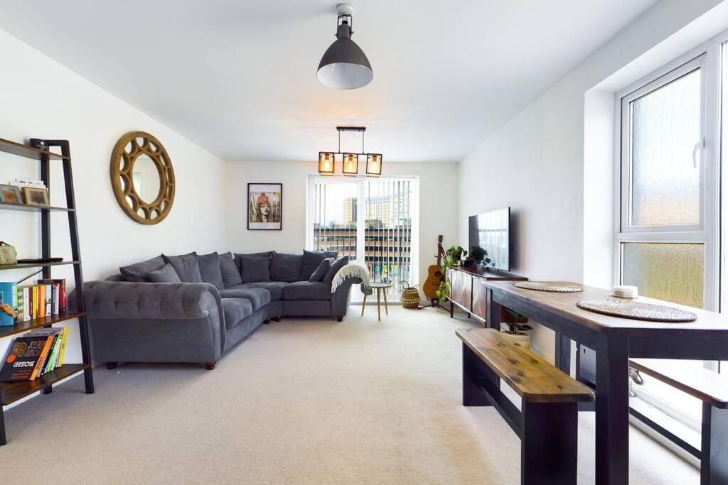 Chic City Centre Apartment With Allocated Parking スウォンジー エクステリア 写真