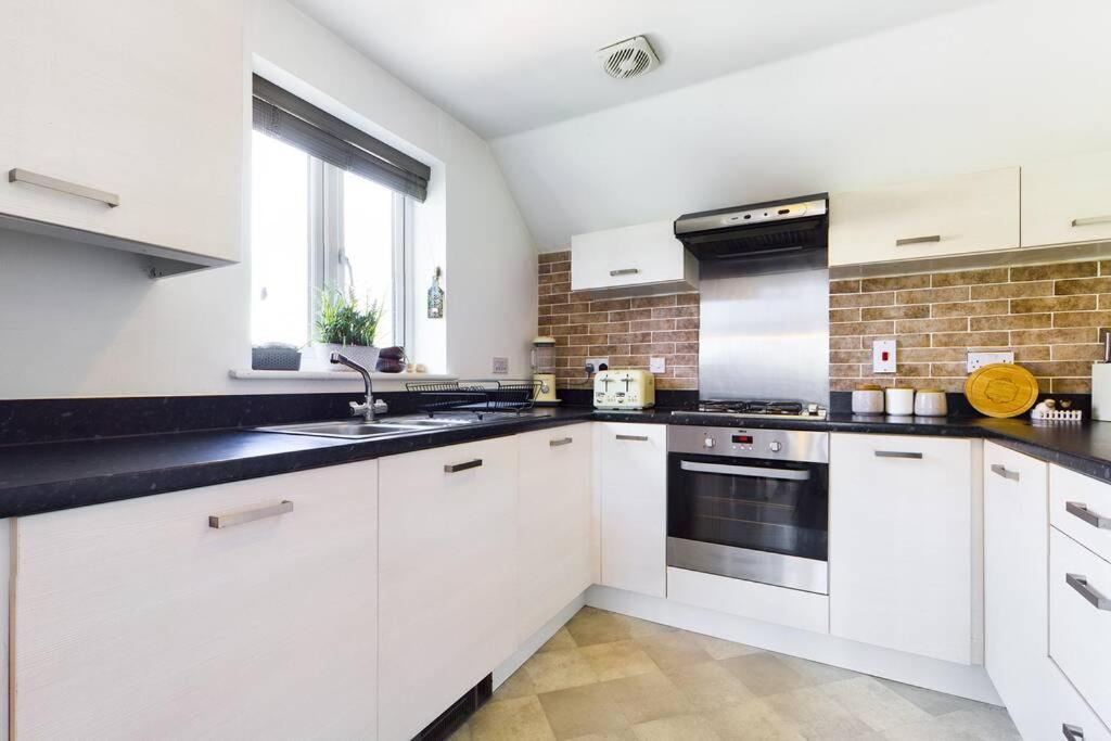 Chic City Centre Apartment With Allocated Parking スウォンジー エクステリア 写真