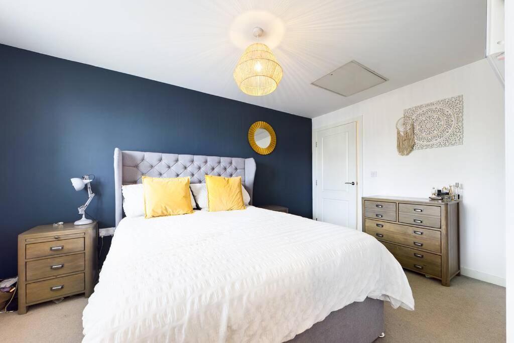Chic City Centre Apartment With Allocated Parking スウォンジー エクステリア 写真