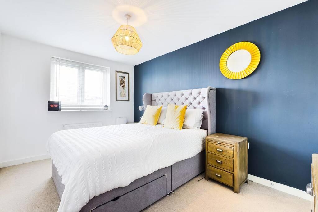 Chic City Centre Apartment With Allocated Parking スウォンジー エクステリア 写真