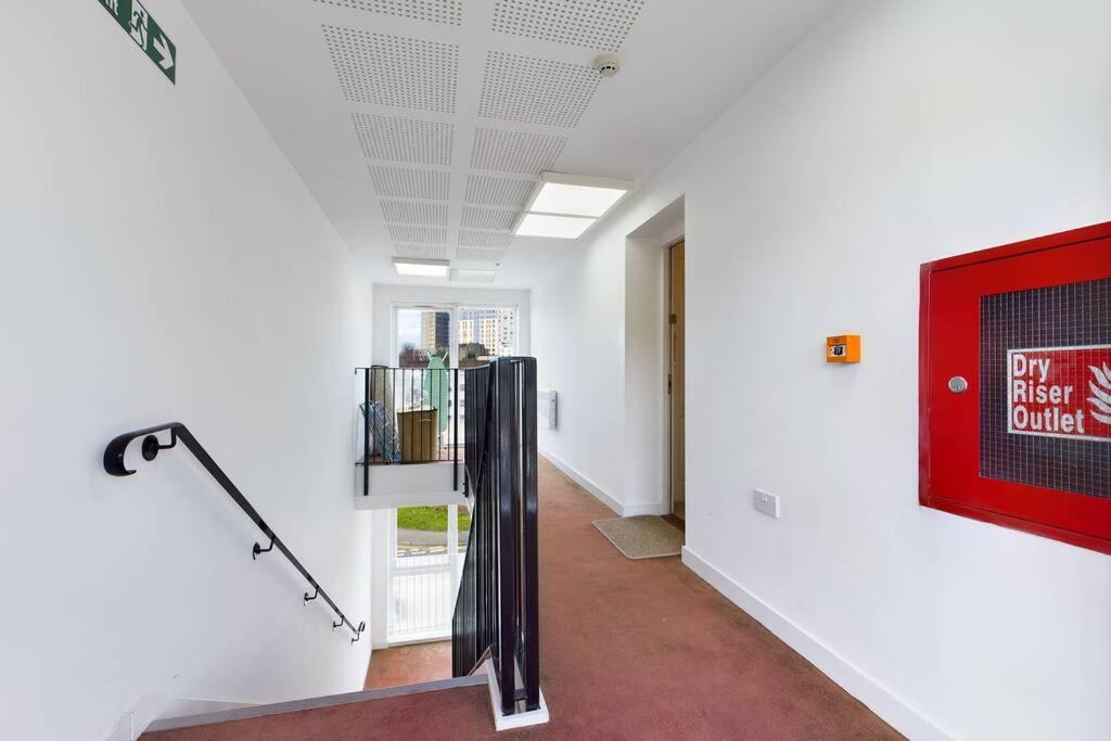 Chic City Centre Apartment With Allocated Parking スウォンジー エクステリア 写真